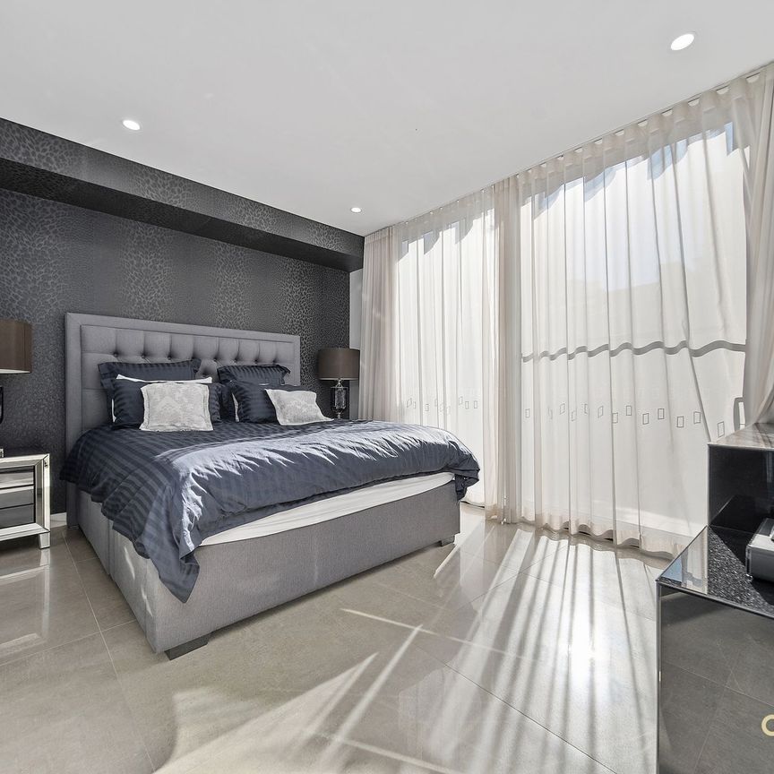 Luxurious Fully Furnished Modern 2-Bedroom Apartment with Waterfront Views - Photo 1
