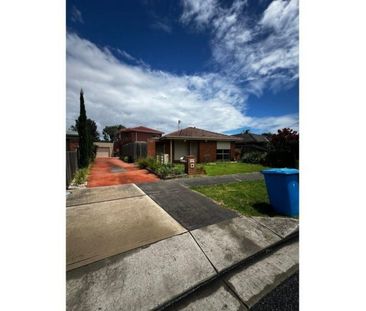 Spacious Traditional 3 Bedroom Home In Cranbourne West - Photo 2