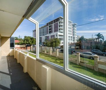 Renovated 2 Bedroom Apartment - Photo 5