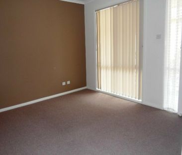 Spacious Three Bedroom Townhouse - Photo 4