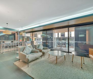 Spacious 2-Bedroom Apartment in Prime Melbourne CBD Location - Avai... - Photo 1