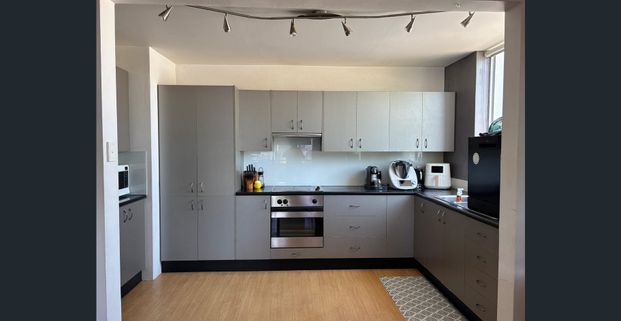 For Rent – Modern 2-Bedroom Unit in the Heart of Indooroopilly - Photo 1