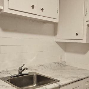 Villeray, charmant 3 1/2 Non-Fumeur, 2ème étage maison tranquille. - Photo 2