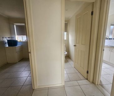 Family home in Cranbourne East - Photo 5