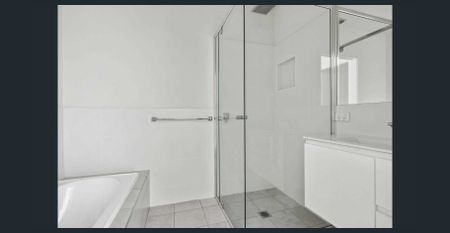 Modern 3 bedroom townhouse close to CBD. - Photo 3