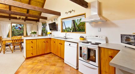 Sun-Drenched Spacious Family Home! - Photo 5