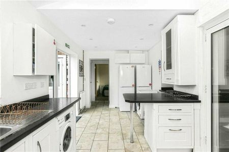 1 bedroom in a house share to rent - Photo 4