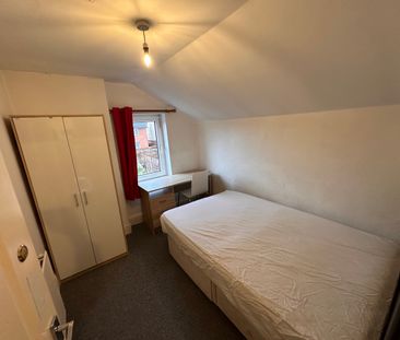 4 bedroom house - Photo 3