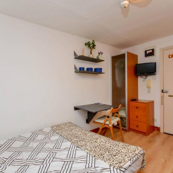 Studio to rent - Photo 1