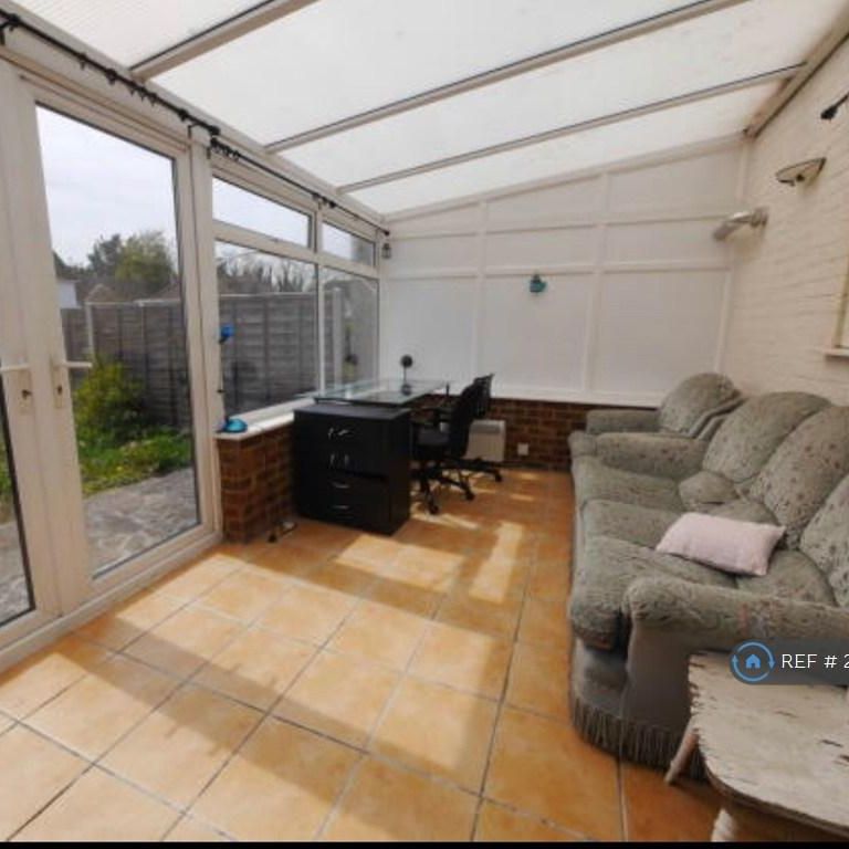 3 bedroom semi-detached house to rent - Photo 1