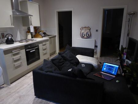 Available 2 Bed Flat - Ground Floor - Photo 5
