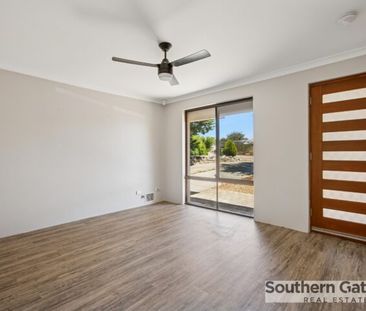 COSY FAMILY HOME IN CONVENIENT LOCATION - Photo 4