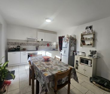 À Camaret-Sur-Aigues (84), villa de 92 m2 à louer avec terra - Photo 1