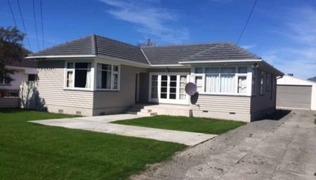 Sunny Three Bedroom Home in Burwood! - Photo 2