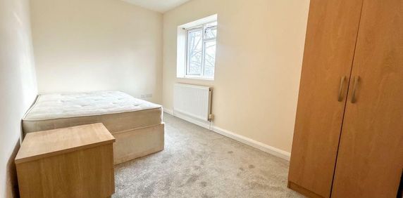 1 bedroom in a house share to rent - Photo 2