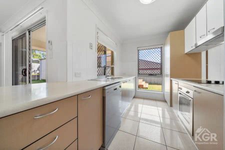 “Spacious Family Home with Self-Contained Granny Flat - Ideal for Extended Families or Professionals!” - Photo 5