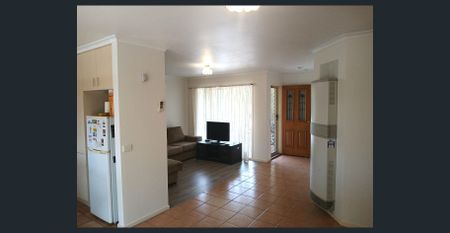 Spacious Townhouse - Photo 2