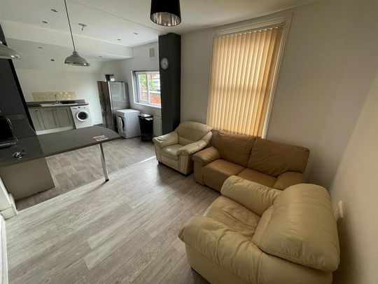 5 bedroom semi-detached house to rent - Photo 1