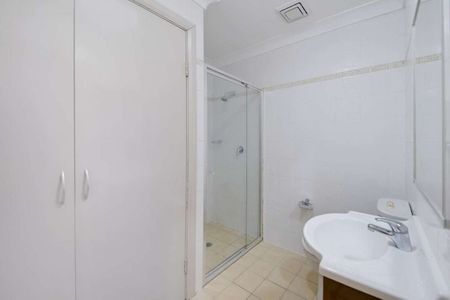 Generous home in prime central location - Photo 5