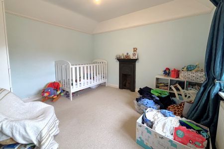 Horsell Rise, Woking - 4 bedrooms Property for lettings - Seymours - Photo 4