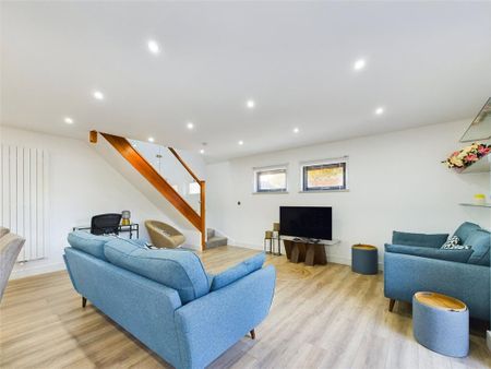 3 bedroom end of terrace house to rent - Photo 2