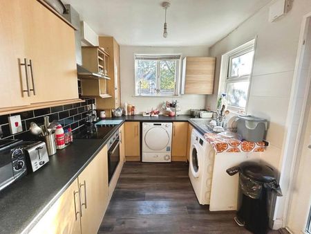 1 bedroom in a house share to rent - Photo 3