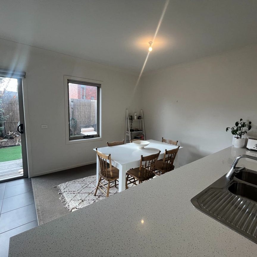 Modern 3-Bedroom Townhouse in Prime Location - Photo 1