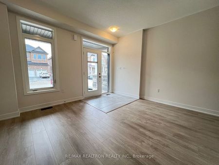 For Lease - 49 Kenneth Rogers Crescent, East Gwillimbury, Ontario - Photo 4