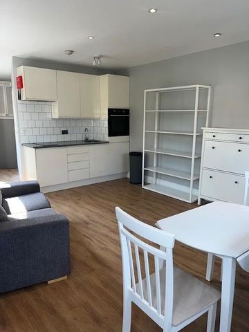 1 Bed Flat, Lamington Street, W6 - Photo 2