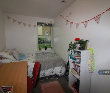 3 bedroom flat to rent - Photo 3