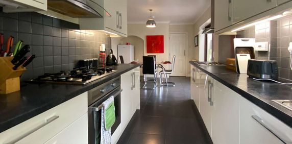 🚨Walking Distance To Cressex Business Park🚨 - Photo 2