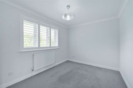 Spacious detached family home with large garden, studio and impressive open plan living - Photo 4