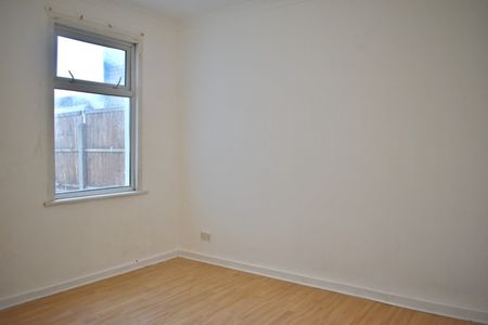 4 Bed Terraced House, Sixth Ave, E12 - Photo 5