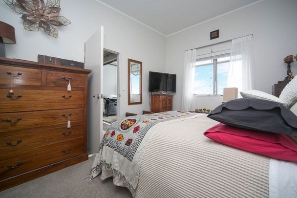 Entire 2 Bedroom Apartment – Central Onehunga - Photo 1