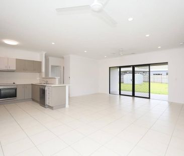 Beautifully Refurbished Family Home – Available Now! - Photo 3