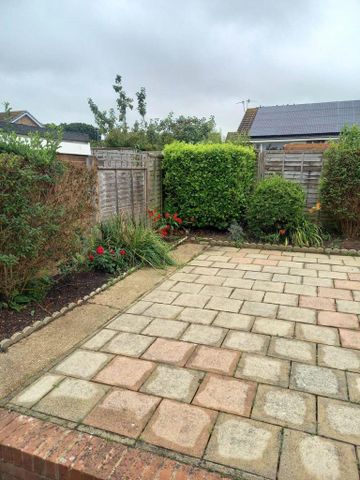 2 bedroom bungalow to rent - Photo 2