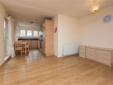3 bedroom flat to rent - Photo 4