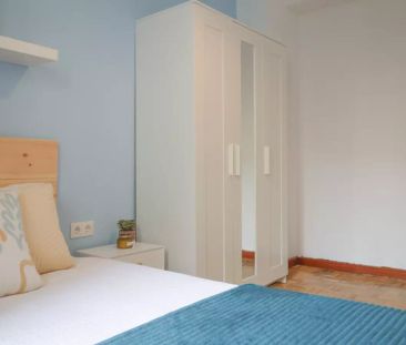 Rooms for rent in 7-bedroom apartment in Cuatro Caminos - Photo 5