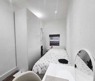 1 bedroom in a flat share to rent - Photo 2