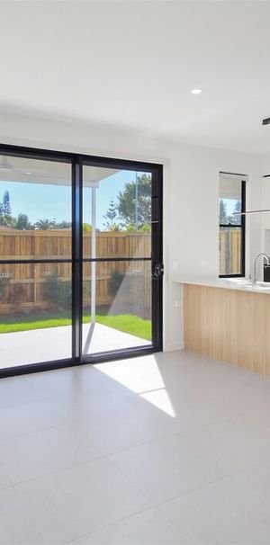 Stunning family home in Helensvale - Photo 1