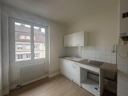 Location Appartement 3 pièces 66m² LE CREUSOT 71200 - Photo 2