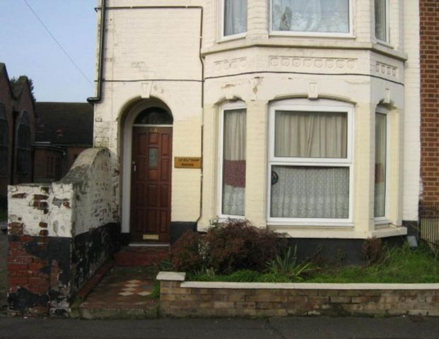 1 bedroom in a house share to rent - Photo 1