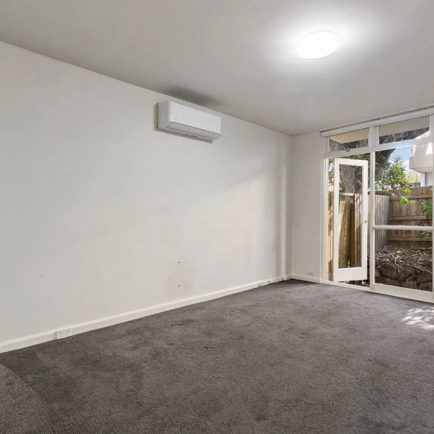 Charming 1-Bedroom Apartment in Prime St Kilda Location - Photo 1