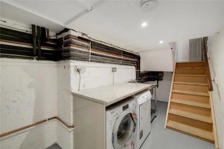 2 bedroom flat in London - Photo 5