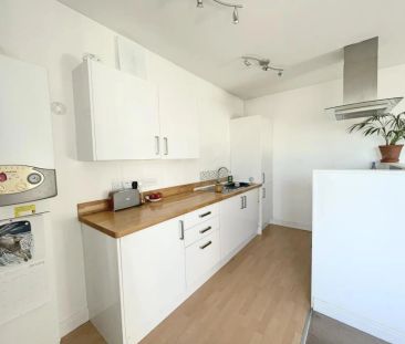 First floor flat within this well established mansion style block, ... - Photo 3