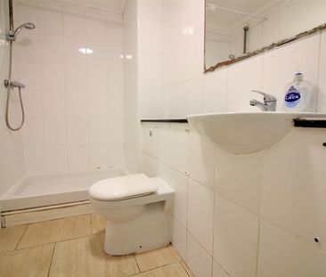 Hanworth Road, Hounslow - Photo 3