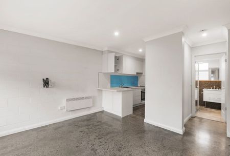 Chic Urban Living in Mitcham – Renovated 2-Bed Unit - Photo 5