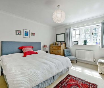 A 5 bedroom detached family home to rent at Woolton Hill near Newbury. - Photo 2