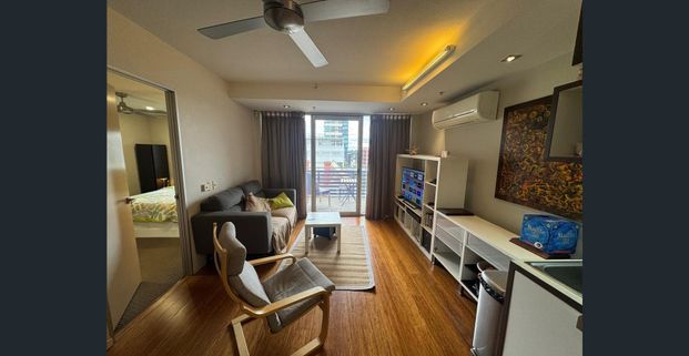 Fully Furnished Apartment in an Ideal City Location – Car Park Included - Photo 1