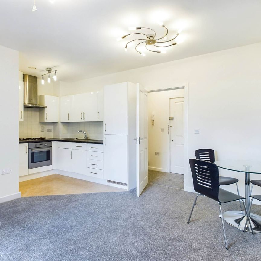 Adrian Close, Boxmoor, Hemel Hempstead - Photo 1